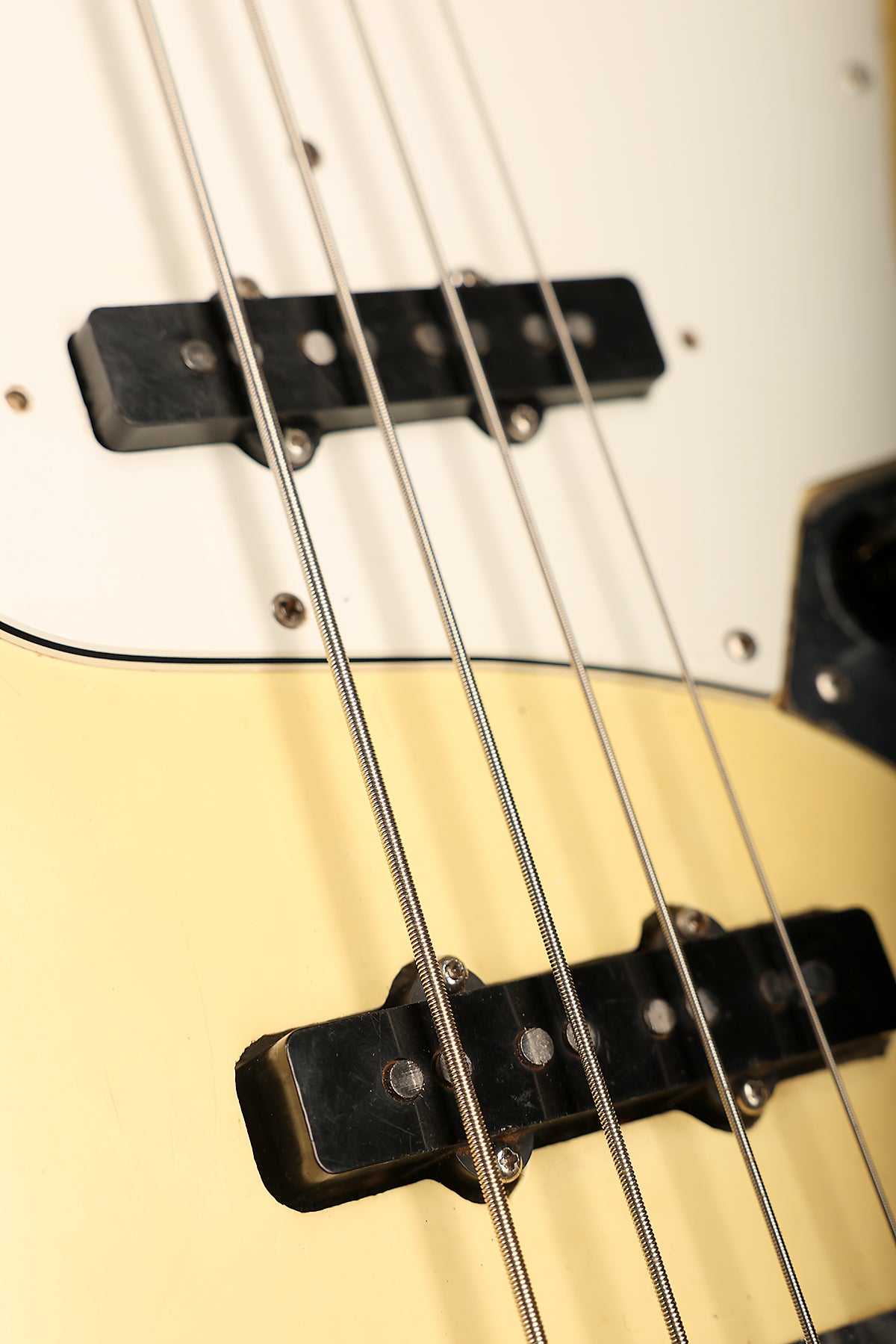 Preloved 1975 Fender Jazz Bass Olympic White w/case - Bass Centre Music Store Melbourne