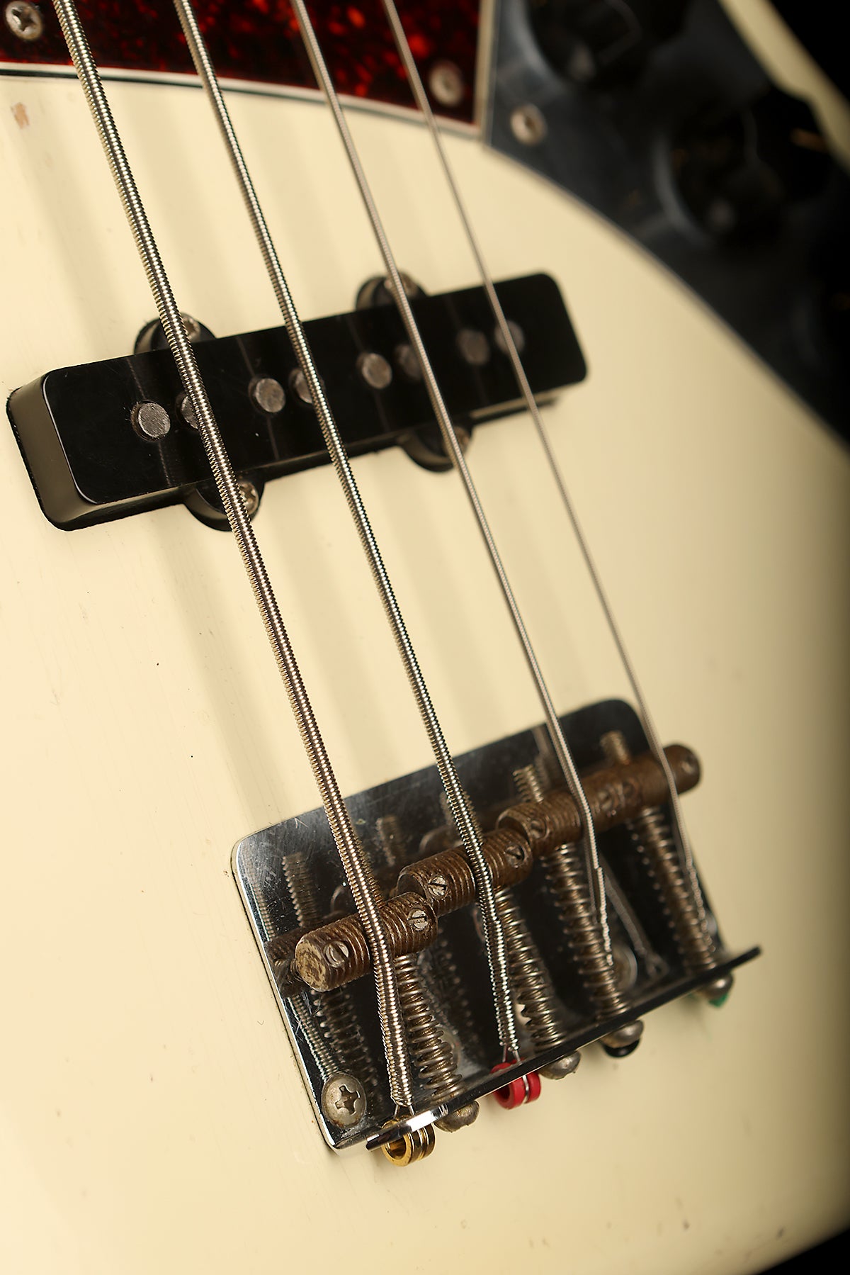 Preloved 1998 Fender Custom Shop 1960 Jazz Bass &#39;Cunetto&#39; Relic Olympic White w/case